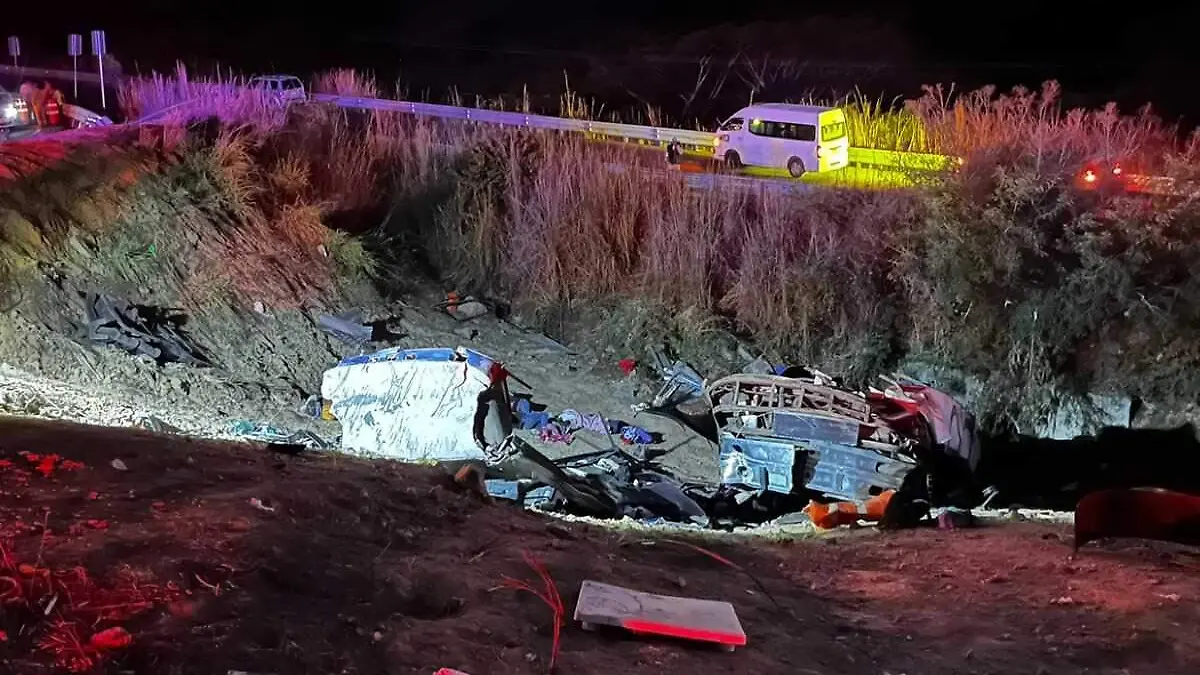 Choque de autobus en autopista de Nayarit